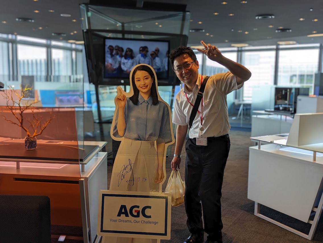 AGCのショールームでの記念写真