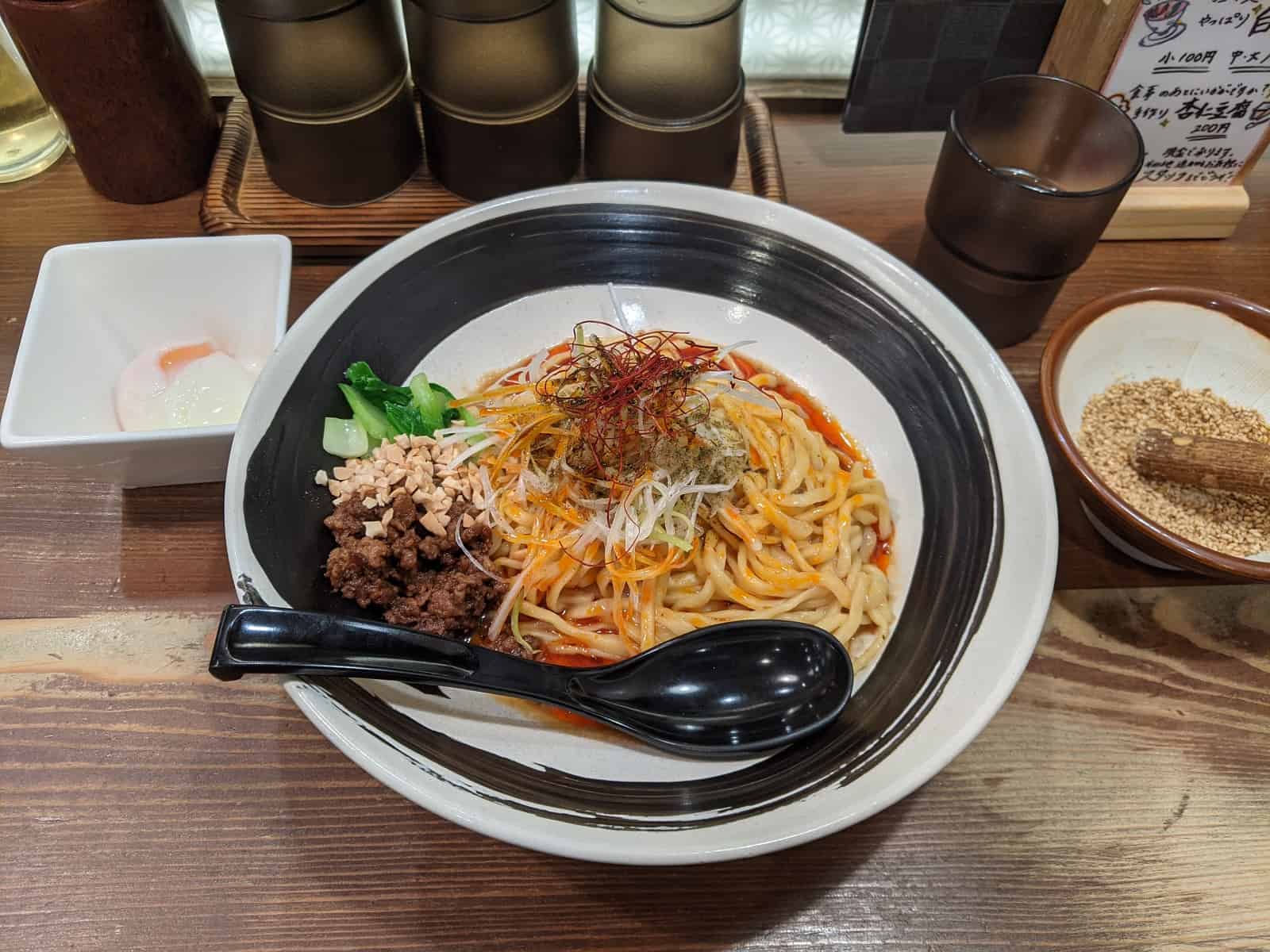 赤い鯨の汁なし担々麺