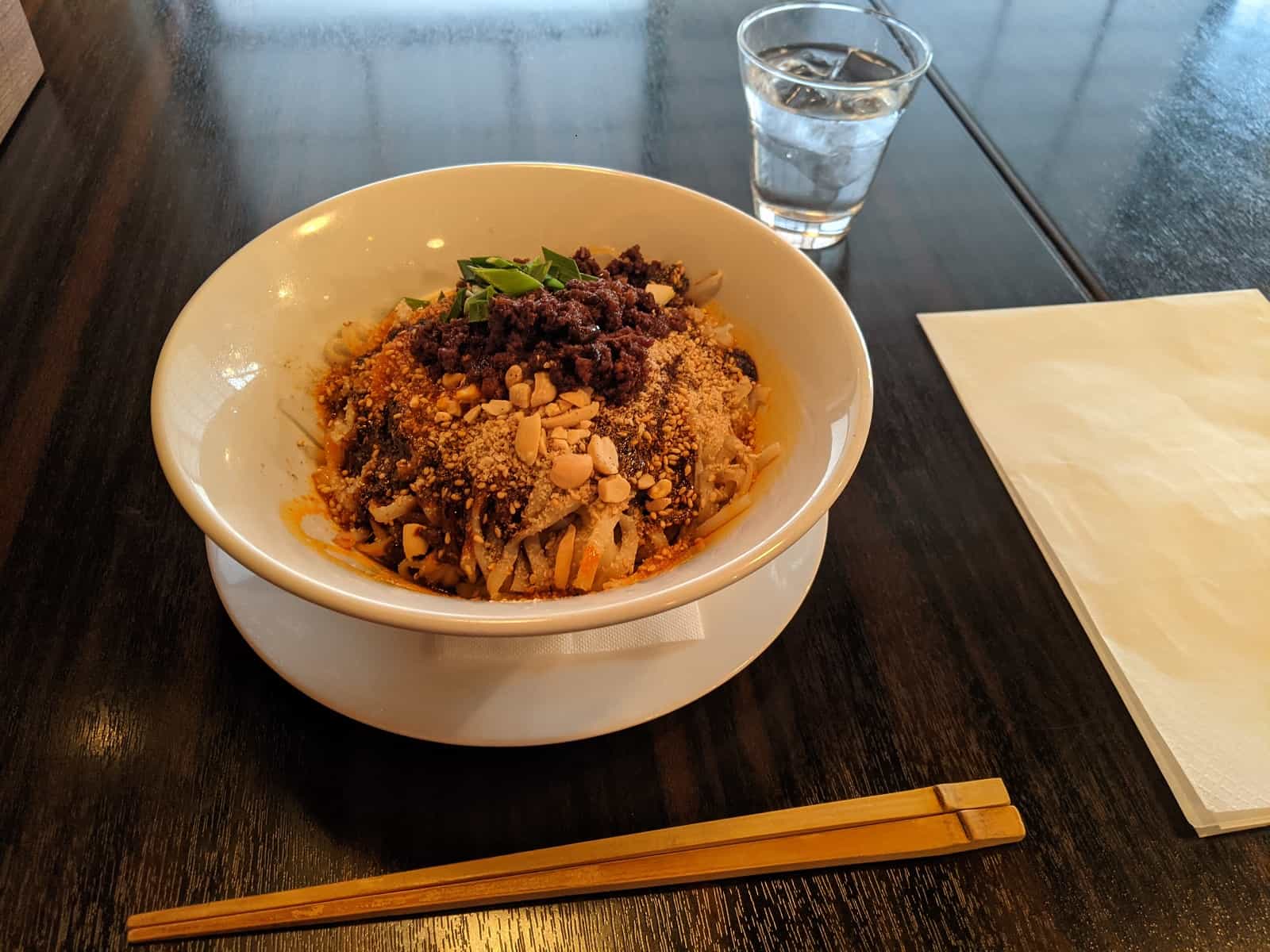 白碗竹筷樓の担々麺