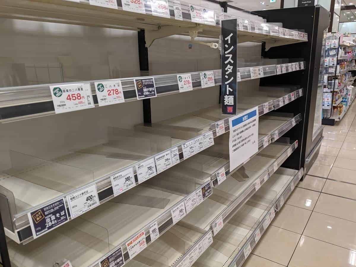 何もないスーパーの棚