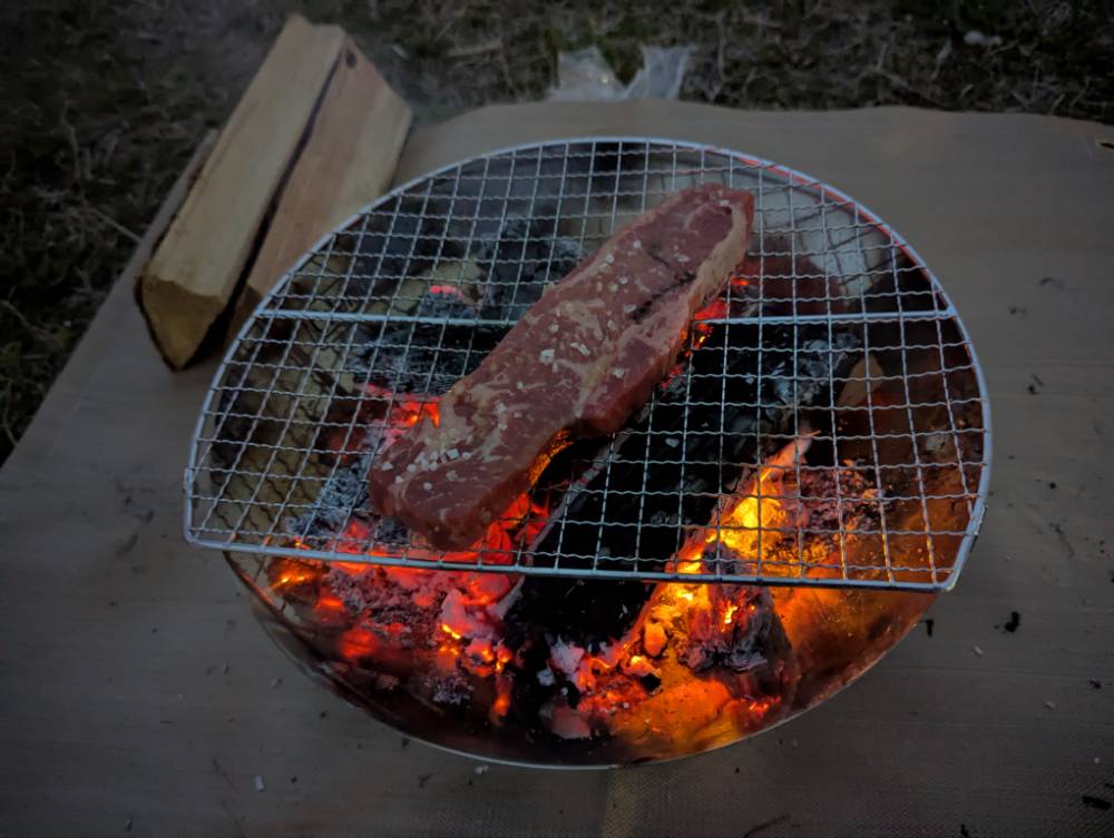 焚き火台で焼くサーロインステーキ