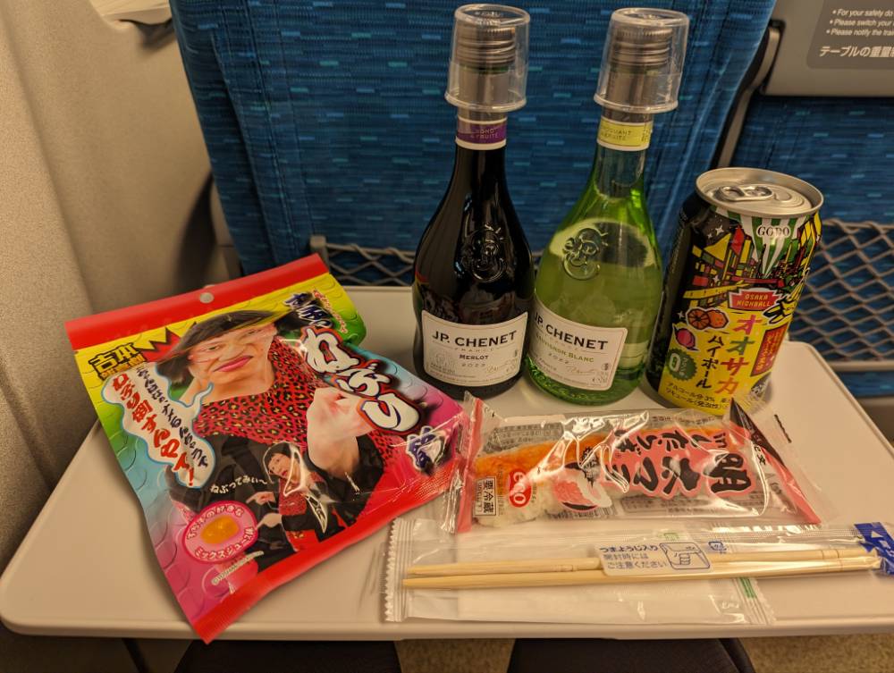 新幹線のテーブルにお酒を広げている写真