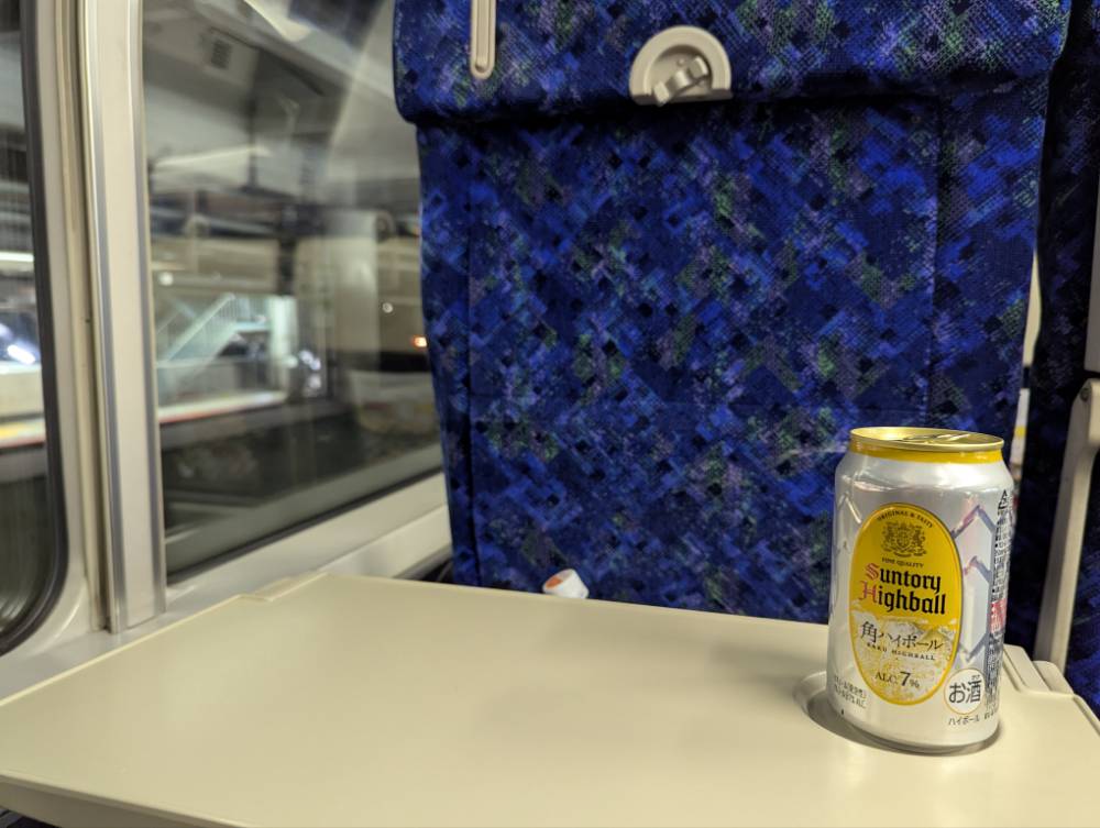 常磐線グリーン車の中で飲む角ハイボール