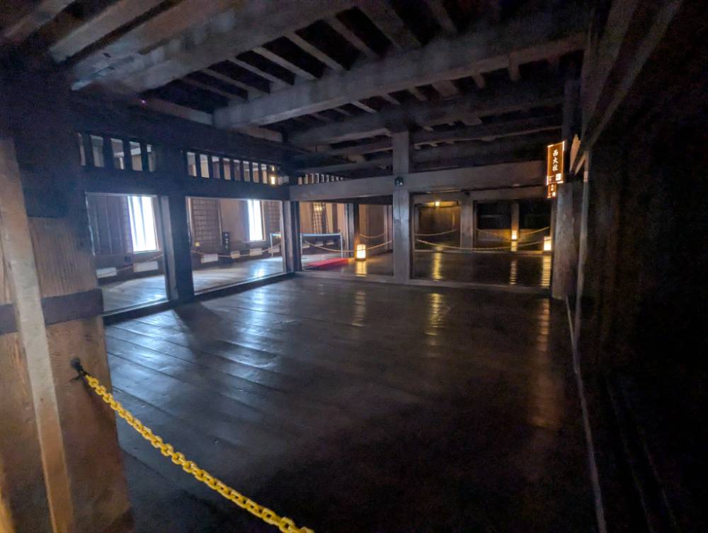 がらんとした姫路城内写真２