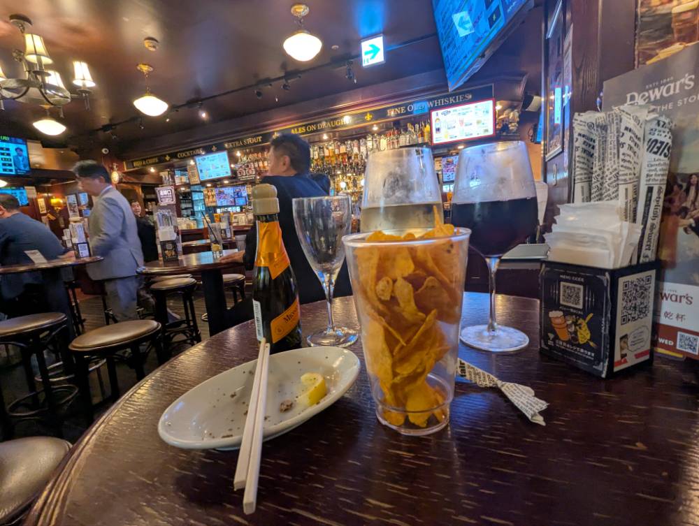 HUBの店内でワインを飲む