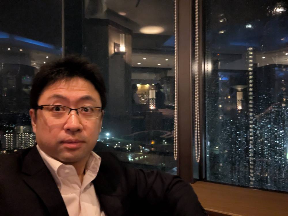 ホテルのバーで自撮り